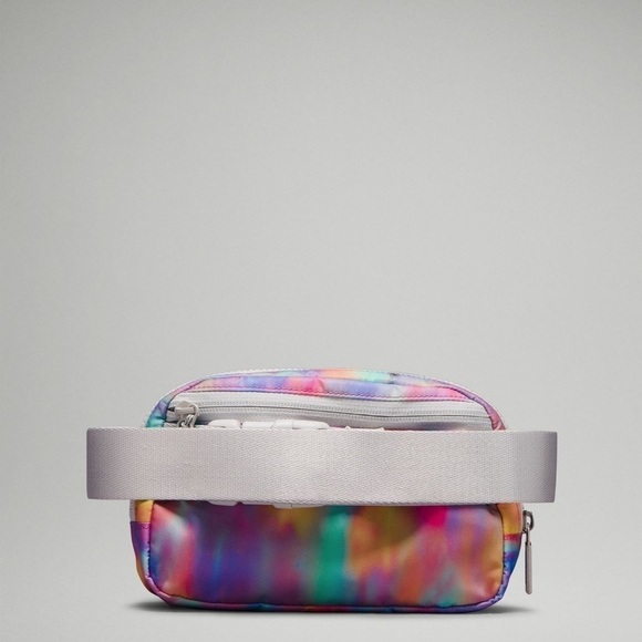 Lululemon Everywhere Belt Bag in Prism Wash Multi/Vapor NWT *Sold Out Online! - Picture 4 of 6